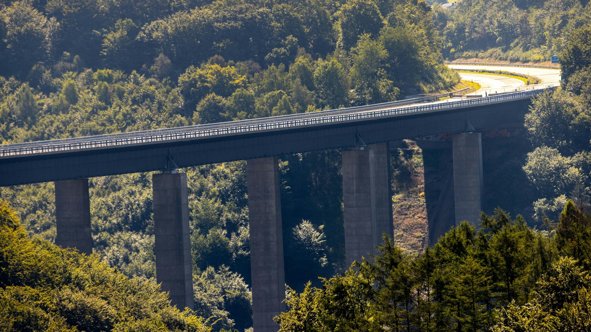 Blick auf die gesperrte Talbrücke Rahmede auf der Autobahn A45 bei Lüdenscheid.