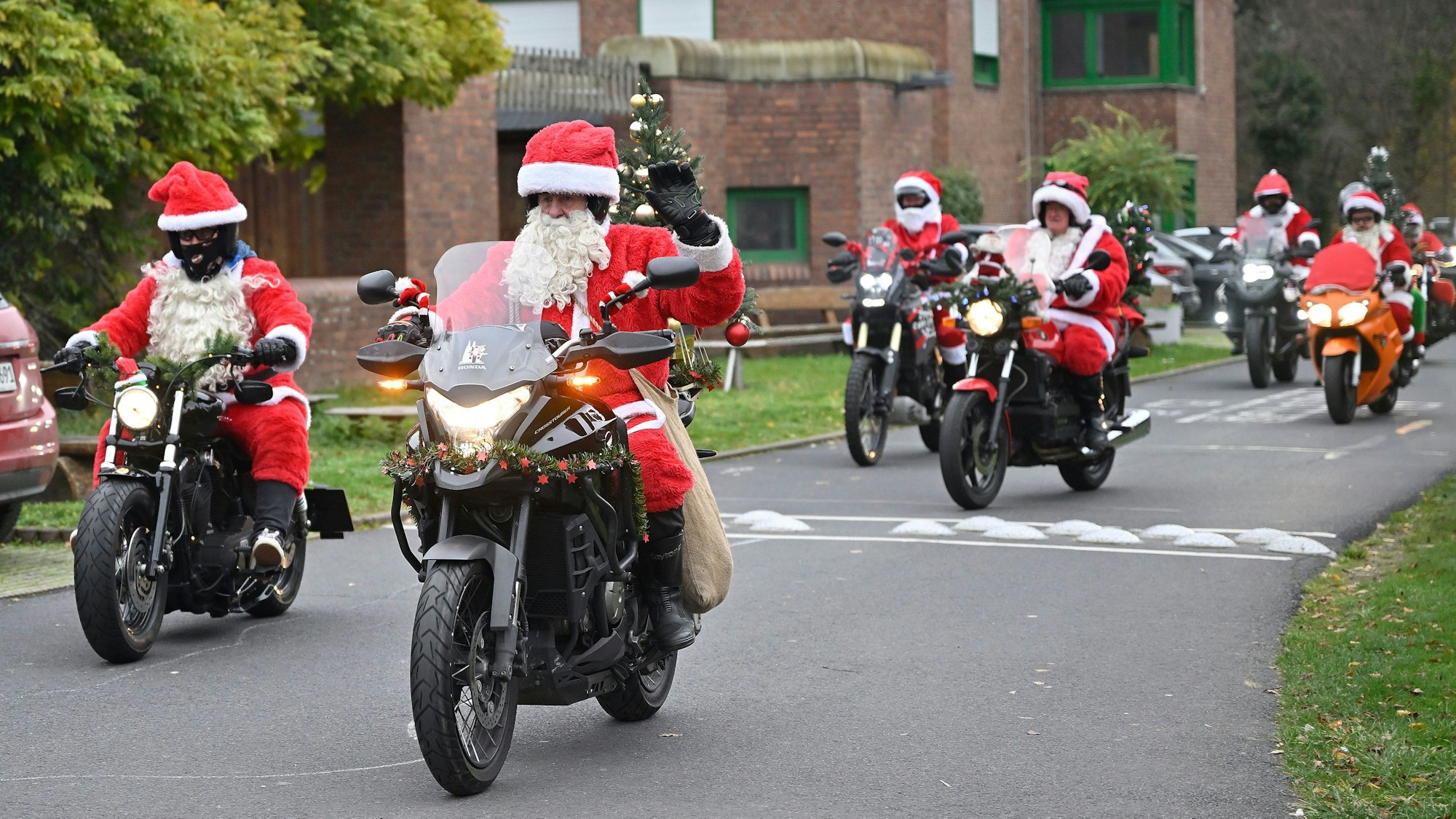 Ein Dutzend Motorradfahrer, verkleidet als Nikoläuse, sind auf dem Weg zum Bethanien Kinderdorf in Refrath.