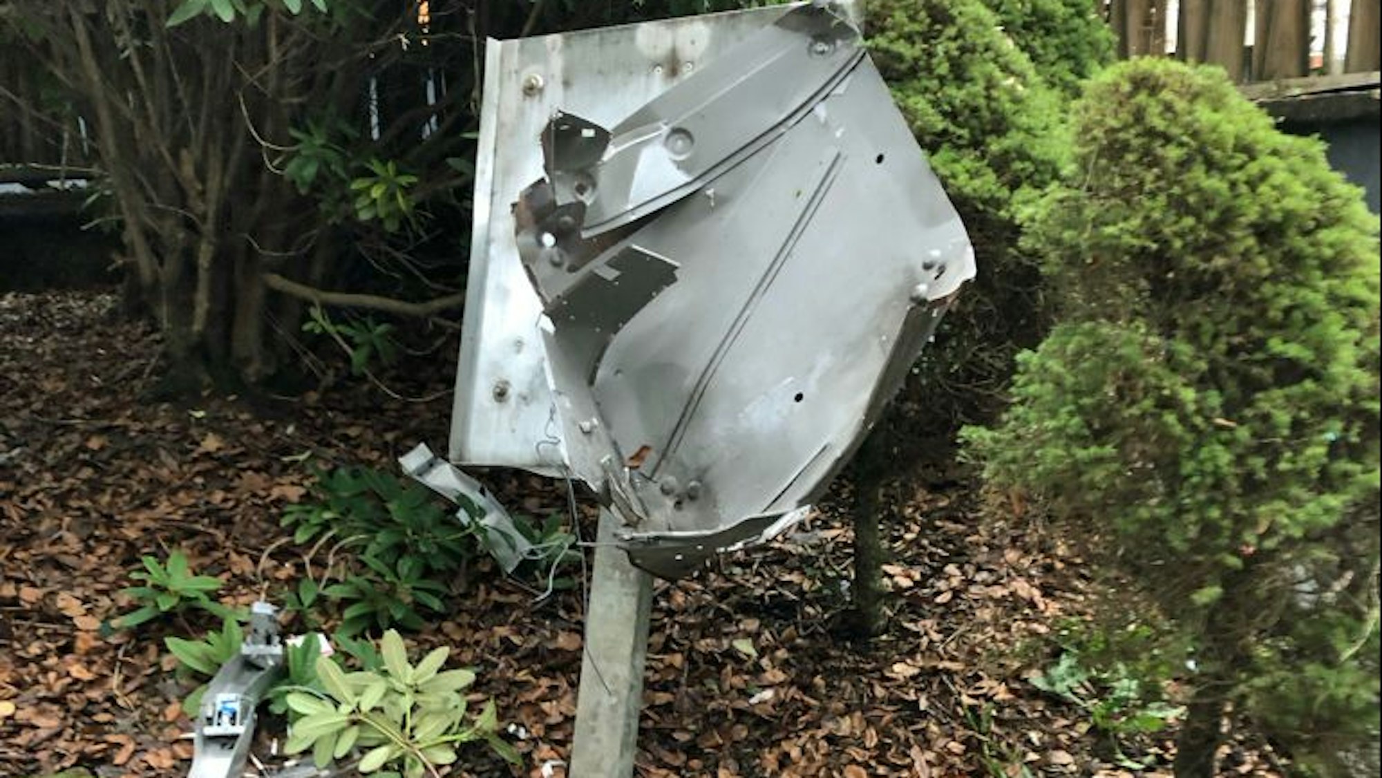 Blick auf die Überreste eines völlig zerstörten Metallautomaten.