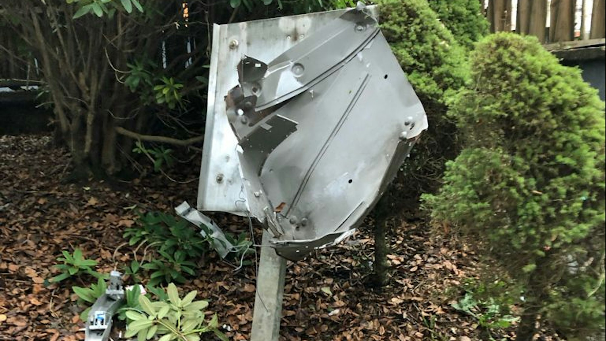 Das Foto zeigt einen gesprengten Zigarettenautomaten. Das Gehäuse ist komplett verbogen.