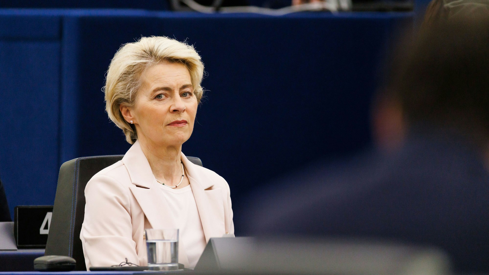 Straßburg: Ursula von der Leyen (CDU), Präsidentin der Europäischen Kommission, sitzt während der Feierlichkeiten zum 70-jährigen Bestehen im Gebäude des Europäischen Parlaments.
