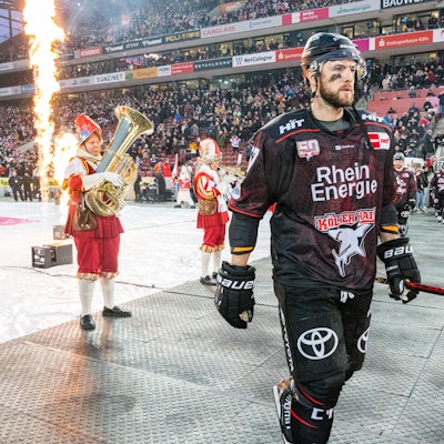 Ein Spieler der Kölner Haie verlässt das Eis.