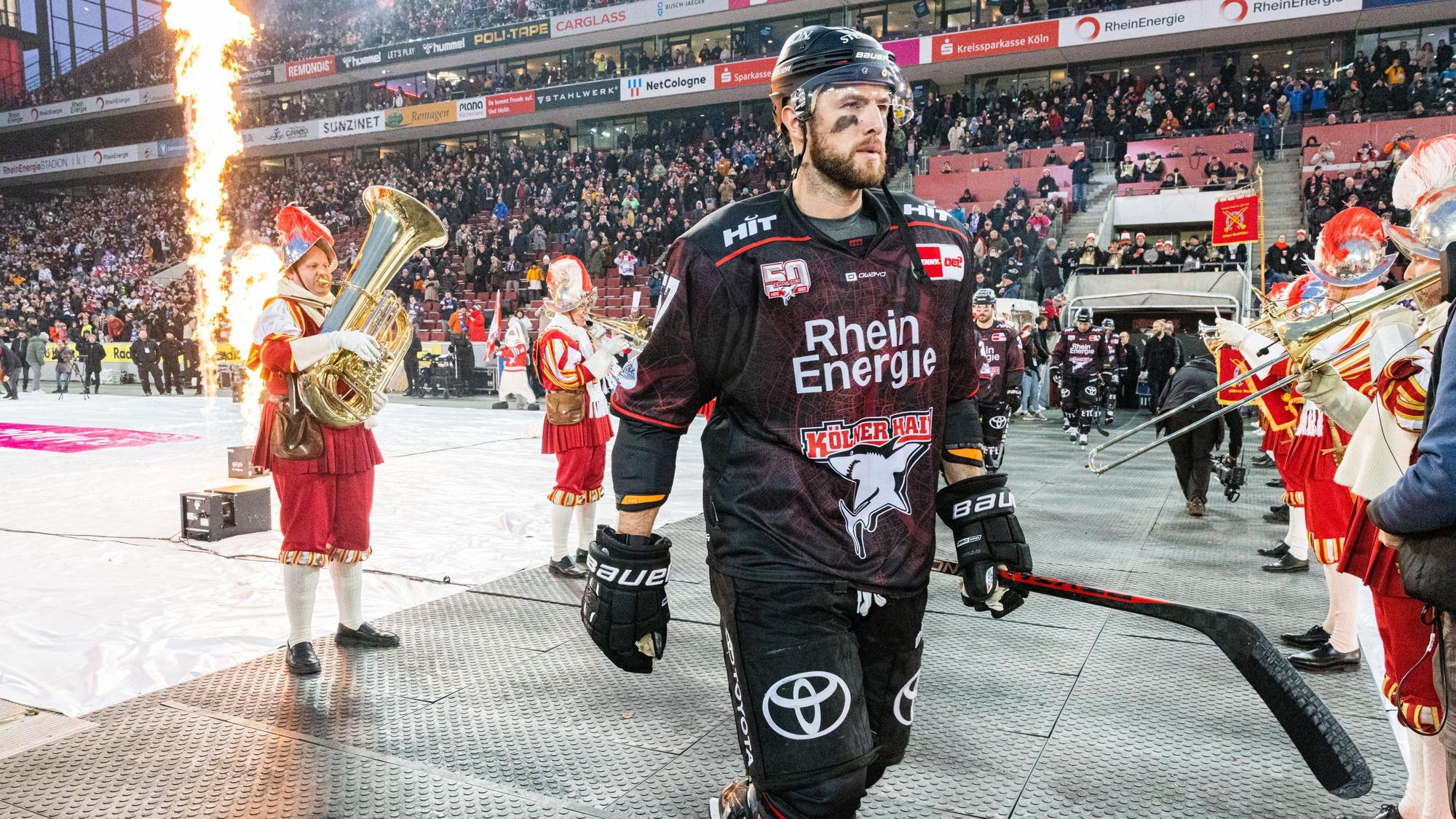 Ein Spieler der Kölner Haie verlässt das Eis.