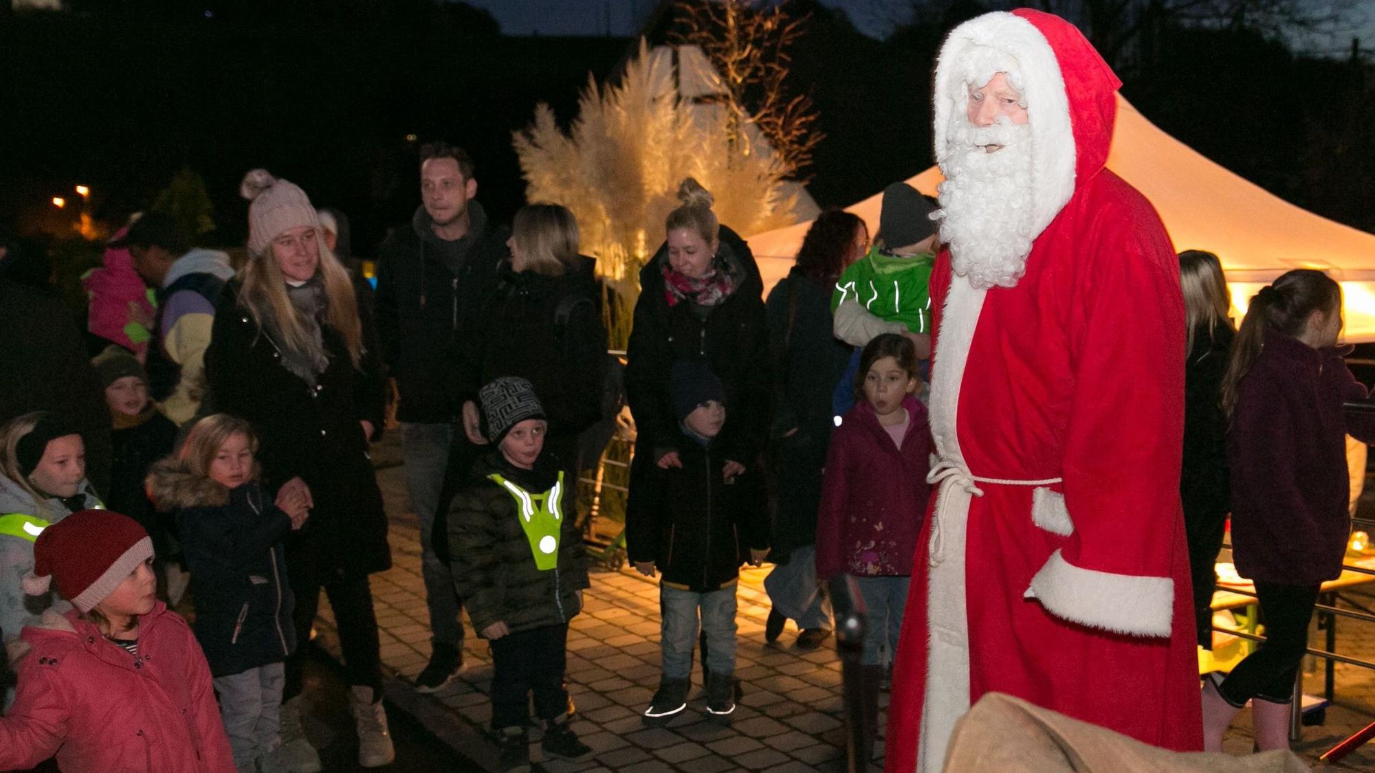 Wilfried Paul im Nikolaus-Kostüm bei einer Veranstaltung.
