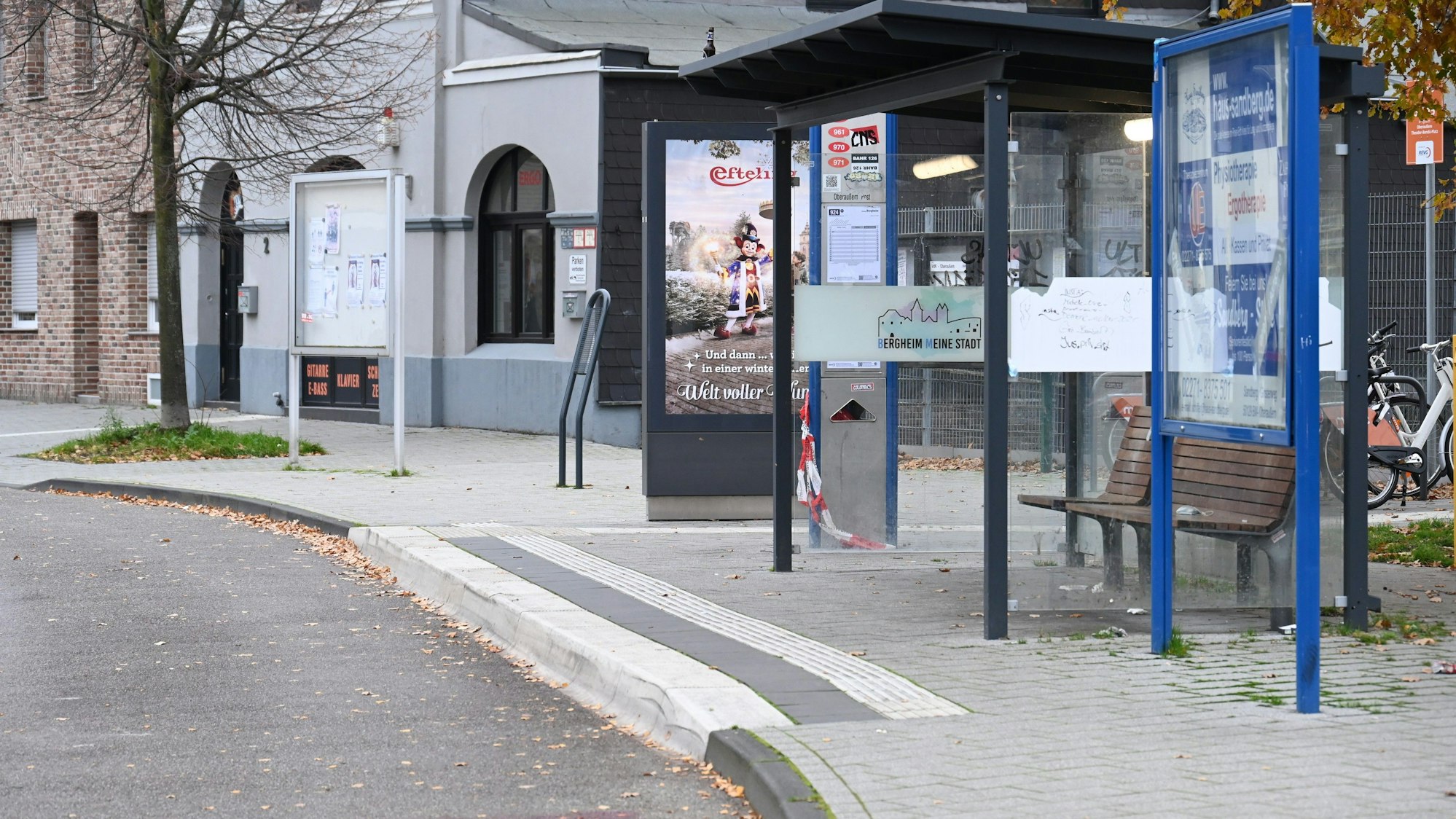 Das Bild zeigt die Bushaltestelle, an der der 57-Jährige am vergangenen Samstag stürzte.