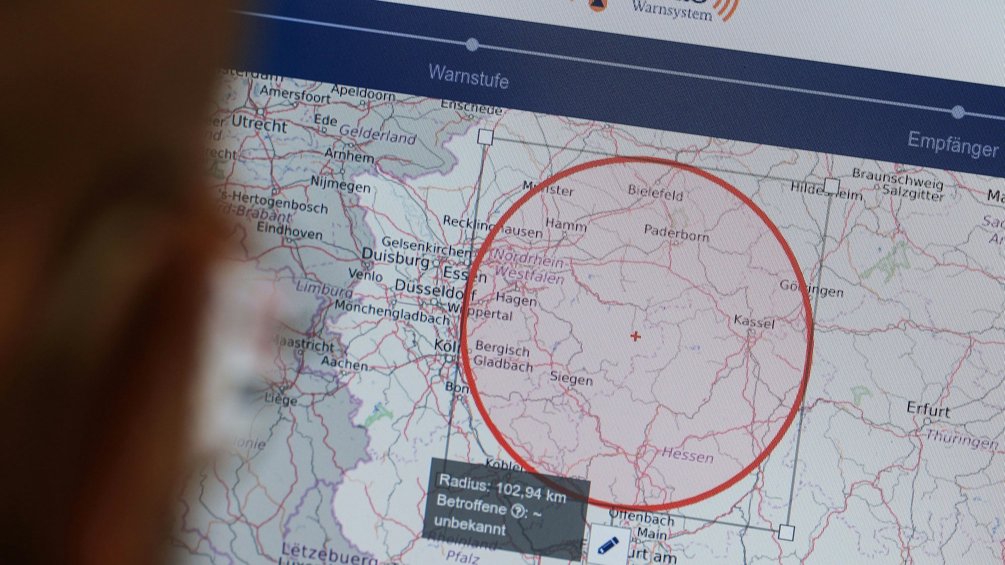 05.12.2022, Nordrhein-Westfalen, Köln: Ein Bildschirm mit dem Modularen Warnsystem ist auf einem Display beim Bundesamt für Bevölkerungsschutz zu sehen.