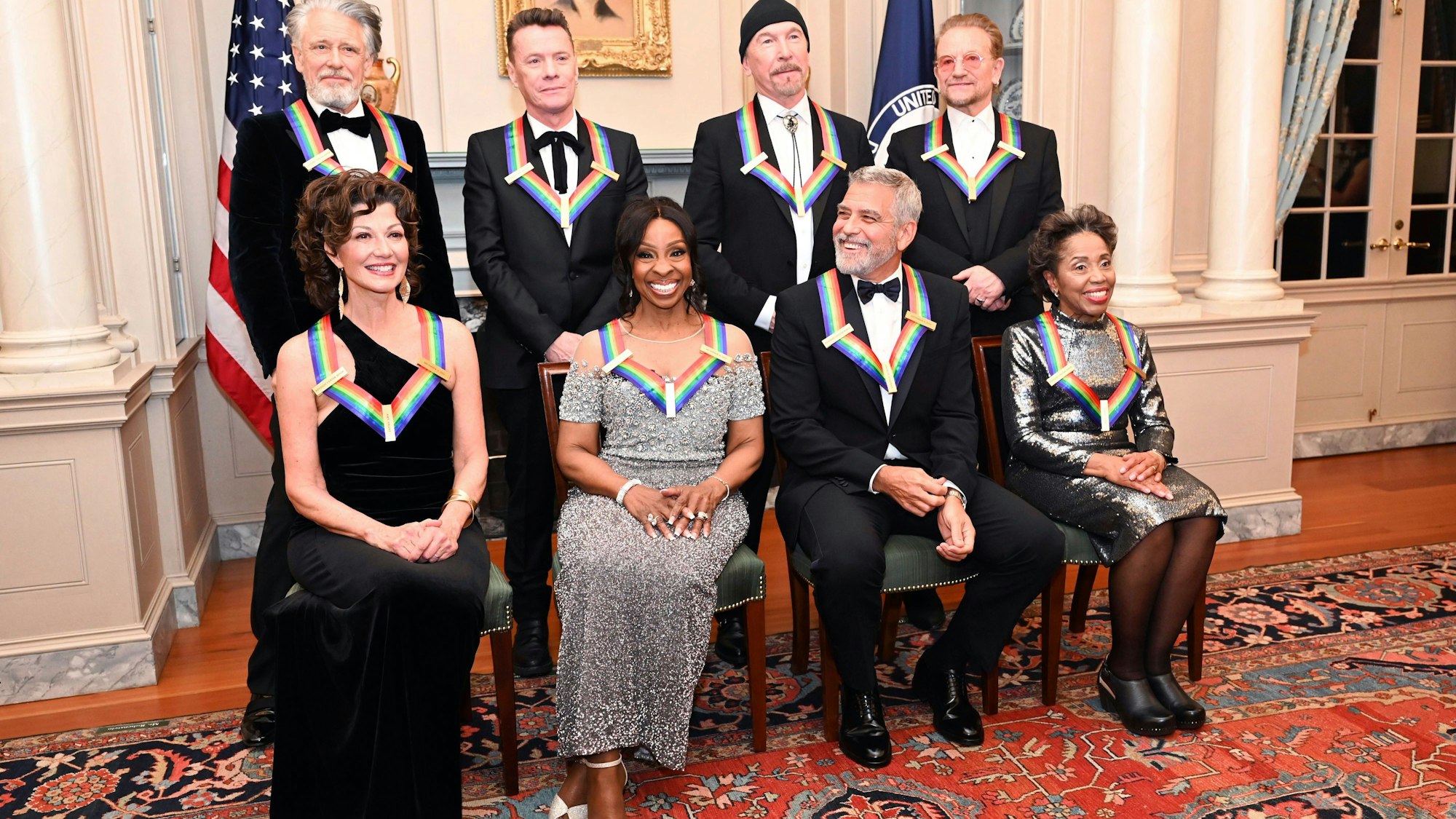 Die Preisträger Amy Grant, Gladys Knight, George Clooney, Tania León und U2 stehend und sitzend.