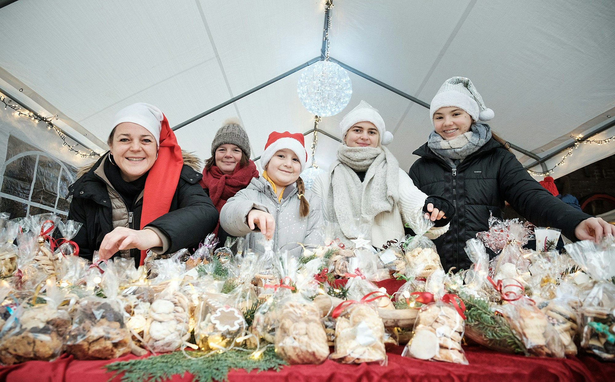 Selbstgefertigtes Gebäck steckt in den durchsichtigen Tüten am Stand des Tambourcorps Germania