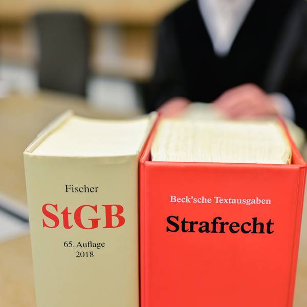 Ein Richter sitzt in einem Sitzungssaal des Landgerichts an der Richterbank hinter Büchern mit der Aufschrift «StGB» und «Strafrecht». (zu dpa: «Urteil im Prozess gegen einen Mann u.a. wegen schweren sexuellen Missbrauchs von Kindern») +++ dpa-Bildfunk +++