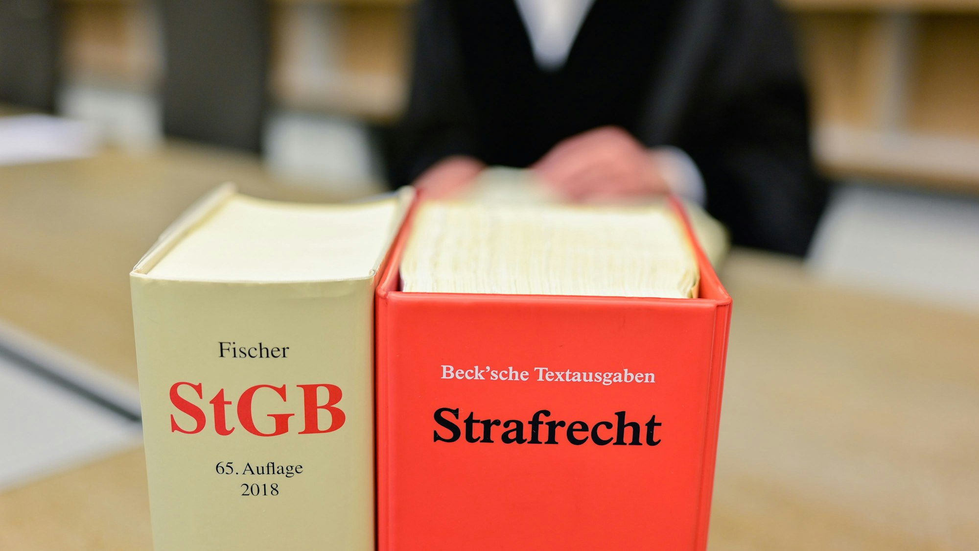 Ein Richter sitzt in einem Sitzungssaal des Landgerichts an der Richterbank hinter Büchern mit der Aufschrift «StGB» und «Strafrecht». (zu dpa: «Urteil im Prozess gegen einen Mann u.a. wegen schweren sexuellen Missbrauchs von Kindern») +++ dpa-Bildfunk +++