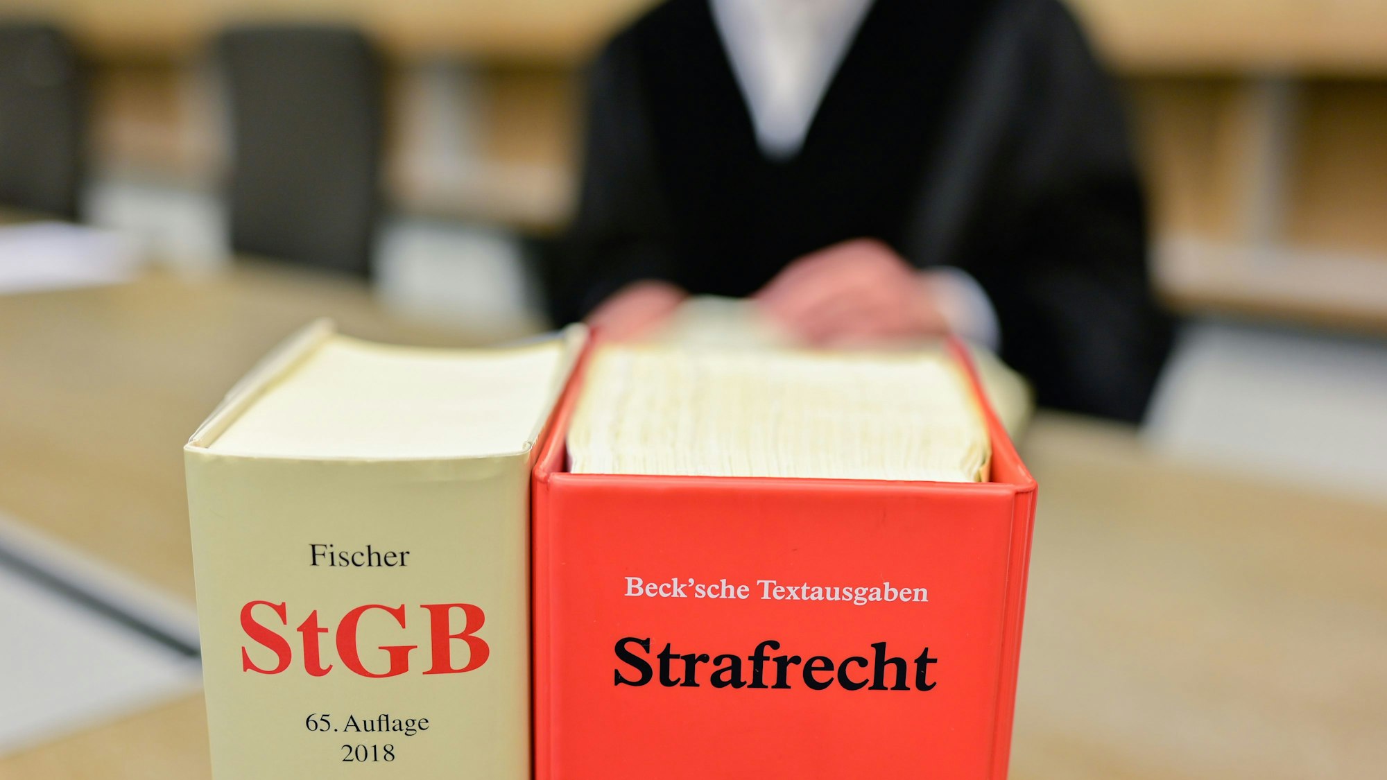 Ein Richter sitzt in einem Sitzungssaal des Landgerichts an der Richterbank hinter Büchern mit der Aufschrift «StGB» und «Strafrecht». +++ dpa-Bildfunk +++