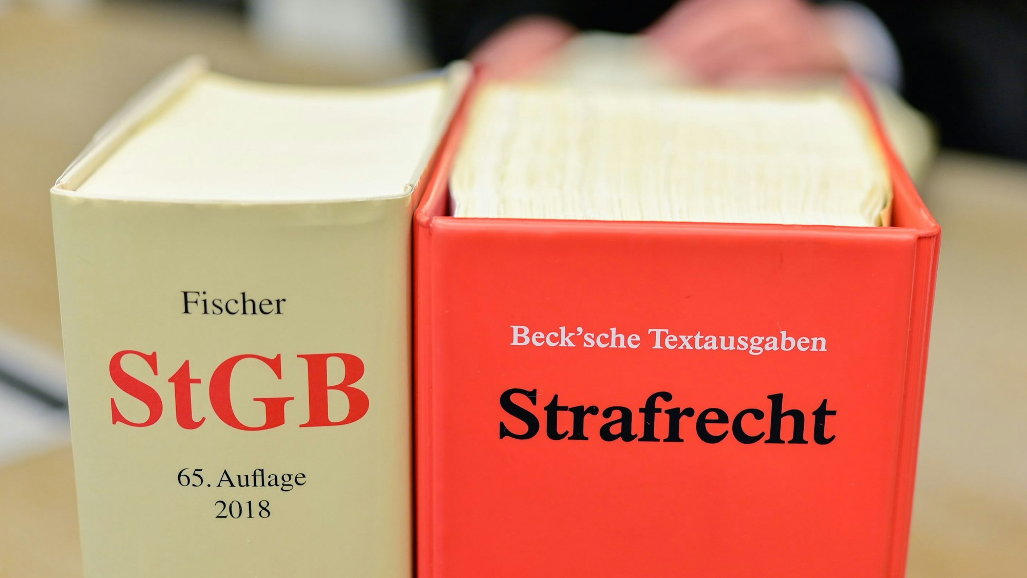Die Gesetzestexte stehen griffbereit auf den Tischen der Verteidigung und der Staatsanwaltschaft. In Waldbröl musste sich eine 36-Jährige vor dem Amtsgericht verantworten, weil sie in Morsbach ihren Ex-Freund angegriffen haben soll.