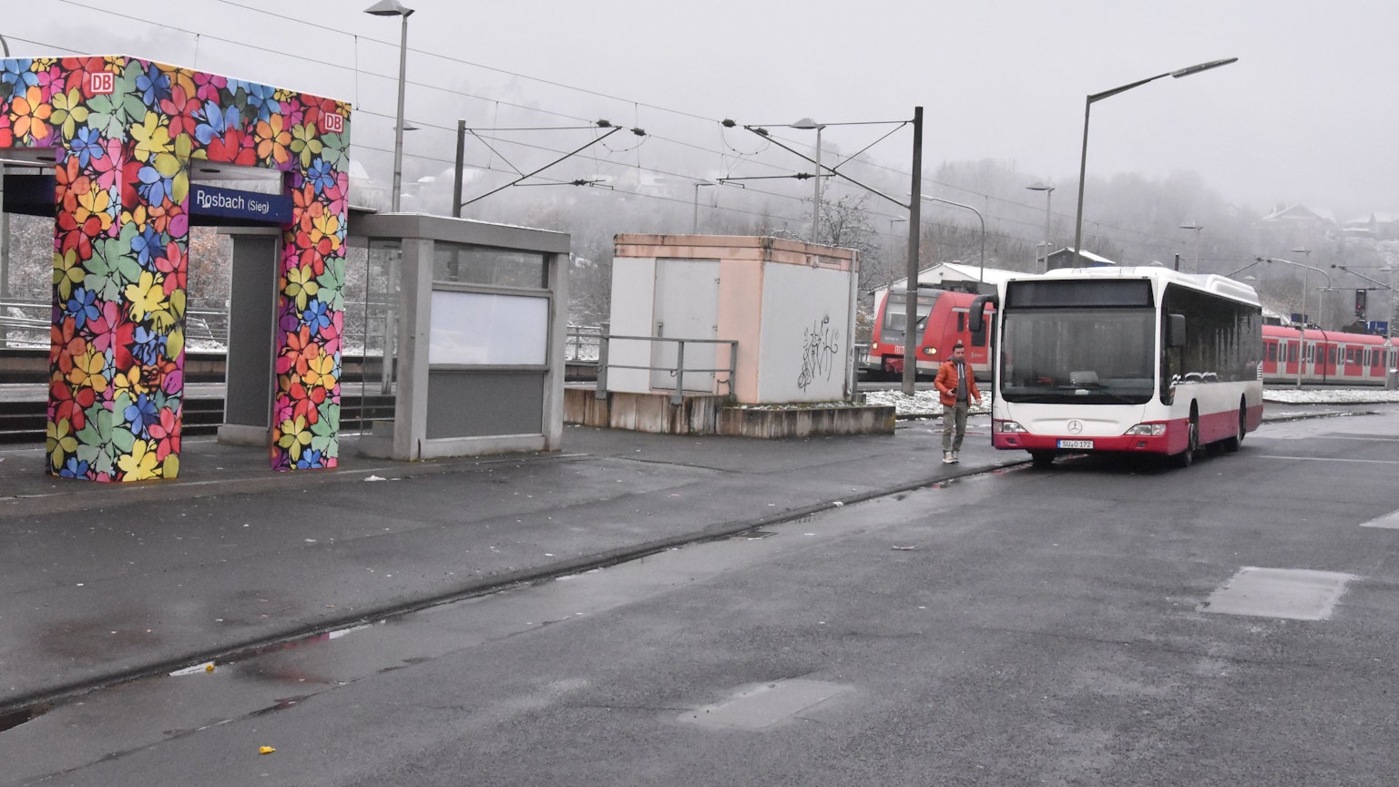 Ein Bus steht am Bahnhof Rosbach und wartet.