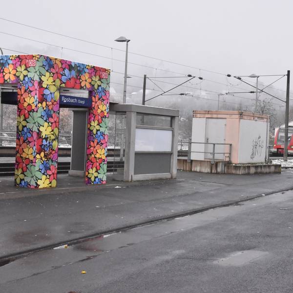 Ein Bus steht am Bahnhof Rosbach und wartet.