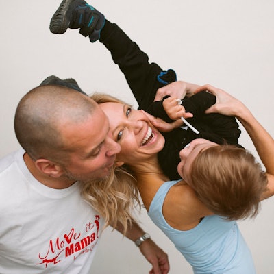 Birte Glang albert mit ihrem Mann und einem ihrer Söhne herum.
