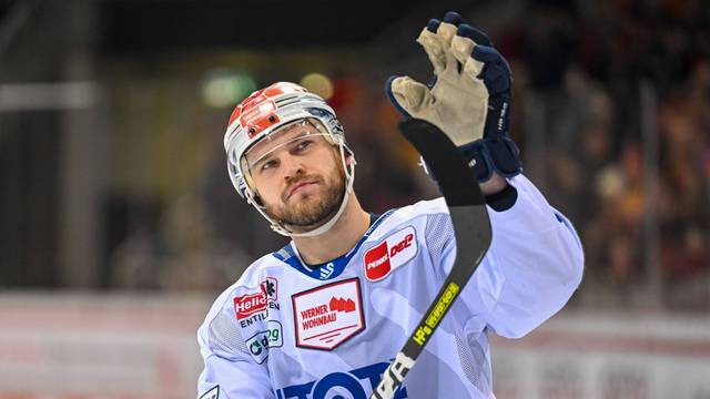 Sebastian Uvira ERC Schwenninger Wild Wings, 93 bedankt sich bei den mitgereisten Fans.