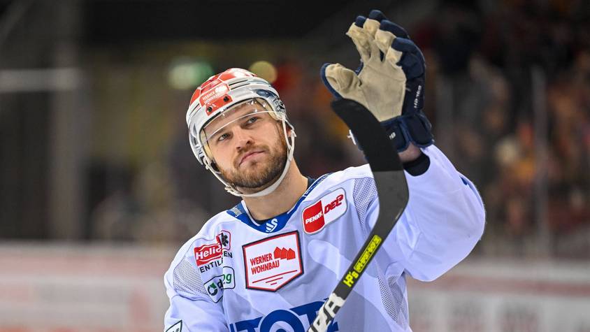 Sebastian Uvira ERC Schwenninger Wild Wings, 93 bedankt sich bei den mitgereisten Fans.