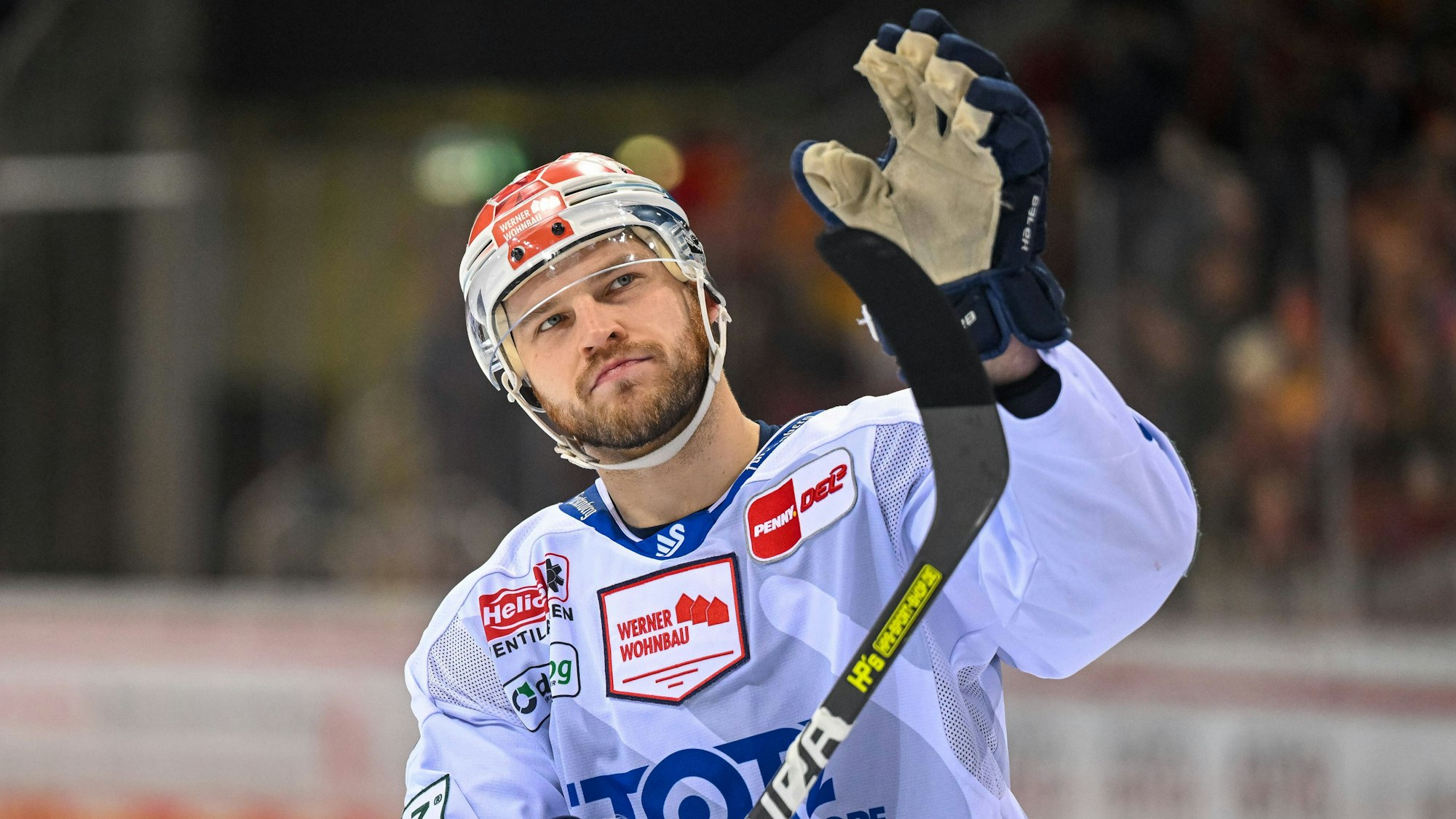 Sebastian Uvira ERC Schwenninger Wild Wings, 93 bedankt sich bei den mitgereisten Fans.