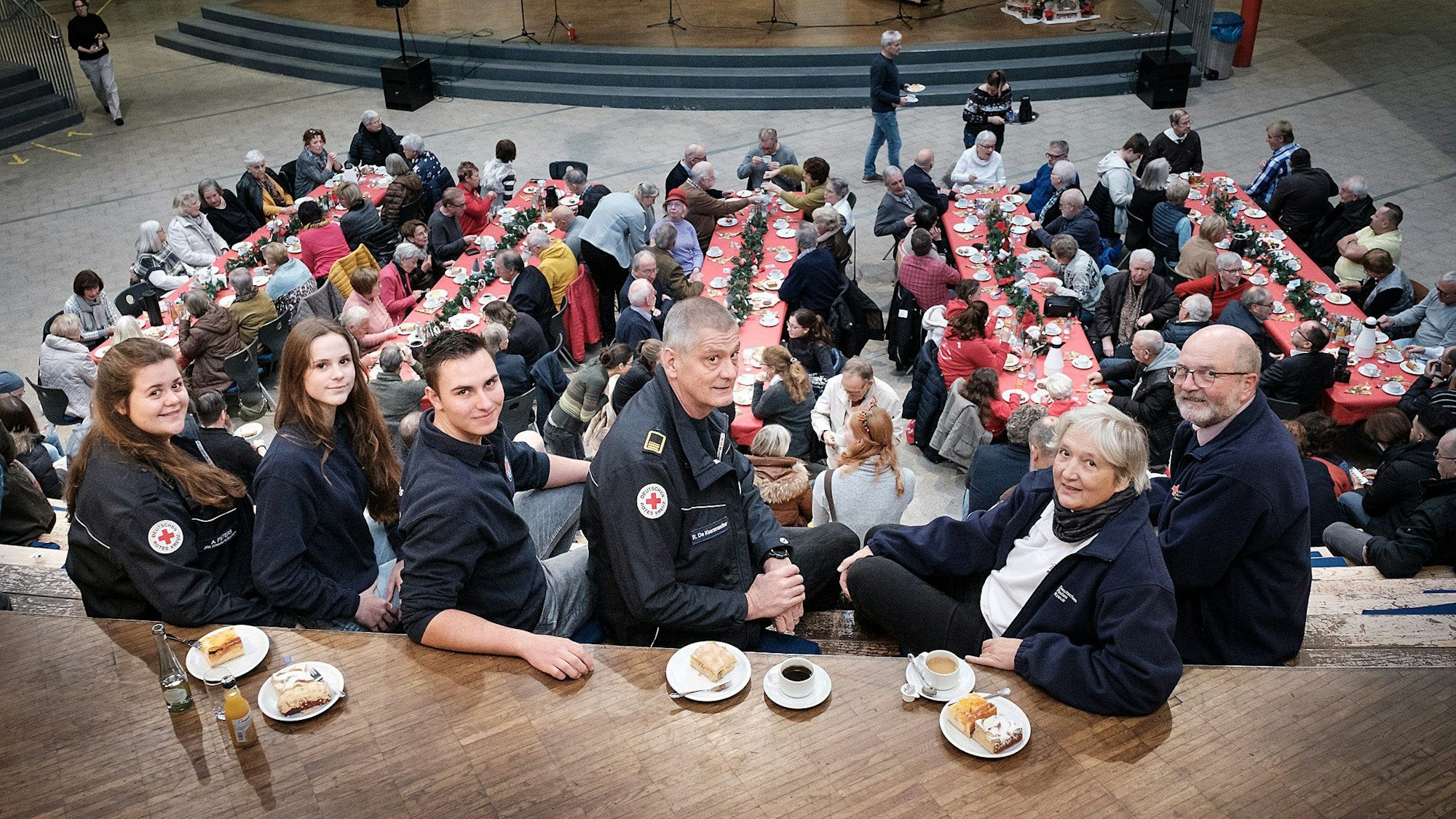 Eine Gruppe des DRK Bornheim im Forum des Alexander-von-Humboldt-Gymnasiums. Die Stadt Bornheim dankt Ehrenamtlern