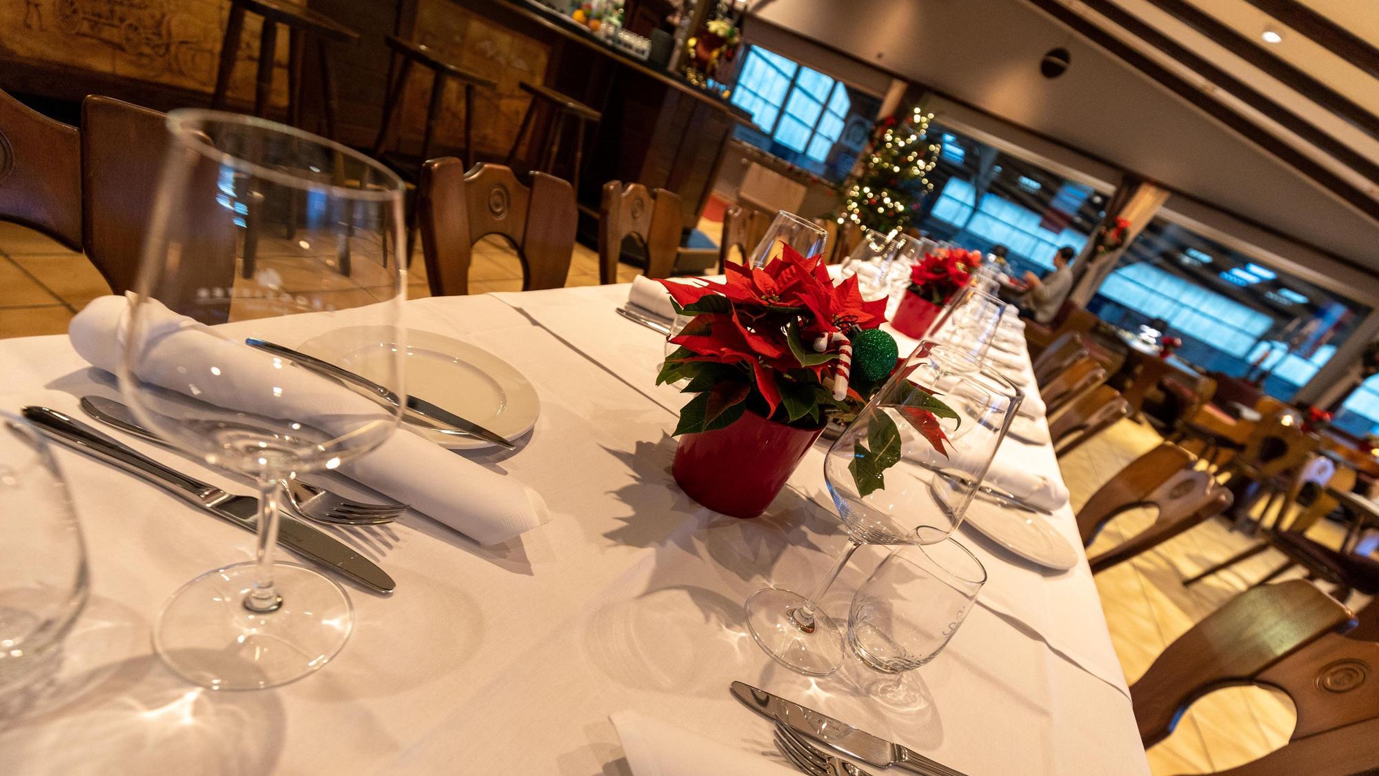 Im Wachtberger Burgrestaurant Münchhausen ist seit Anfang Dezember der Tisch in Vorbereitung auf das Feiertage festlich gedeckt.
