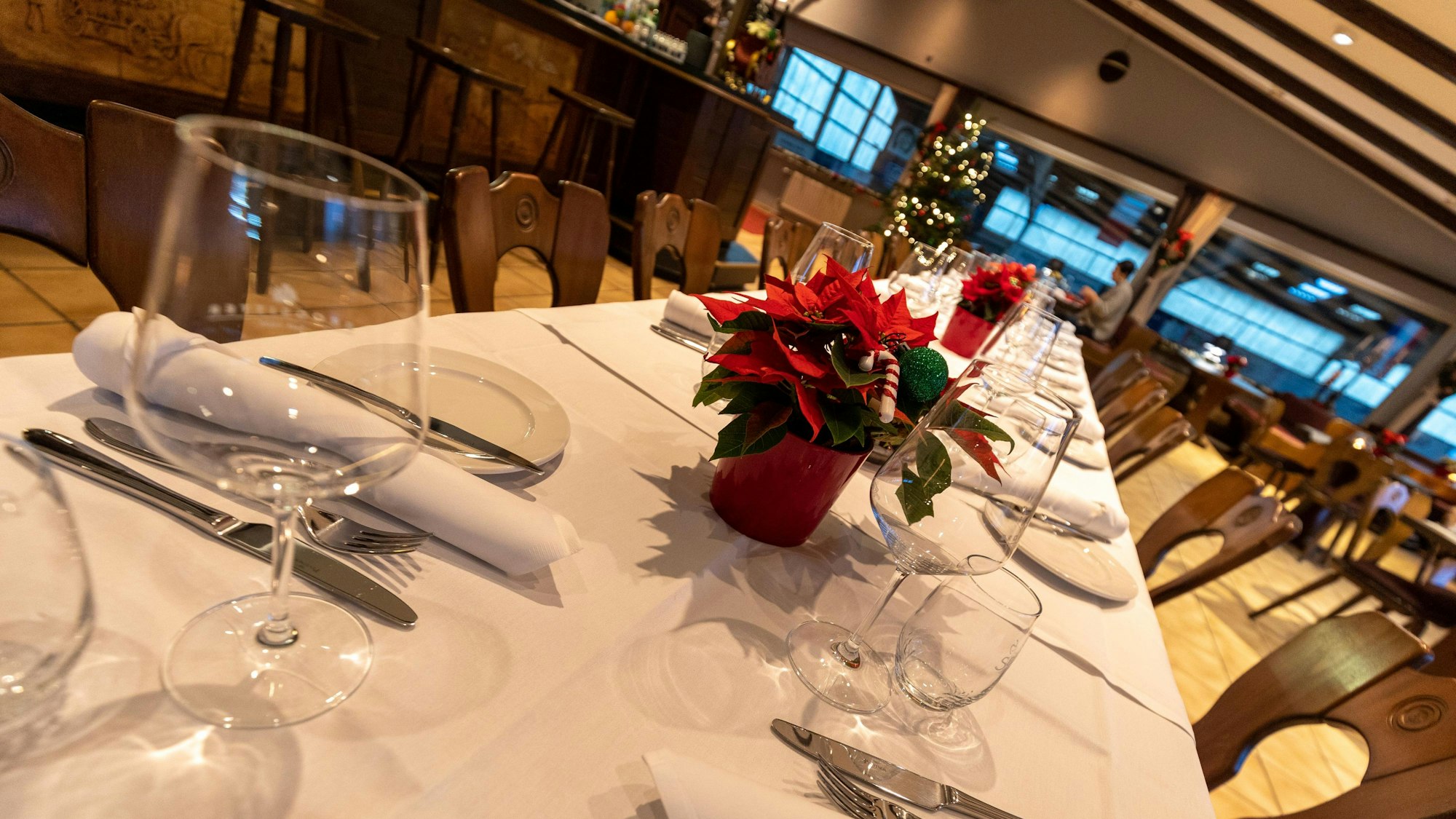 Im Wachtberger Burgrestaurant Münchhausen ist seit Anfang Dezember der Tisch in Vorbereitung auf das Feiertage festlich gedeckt.