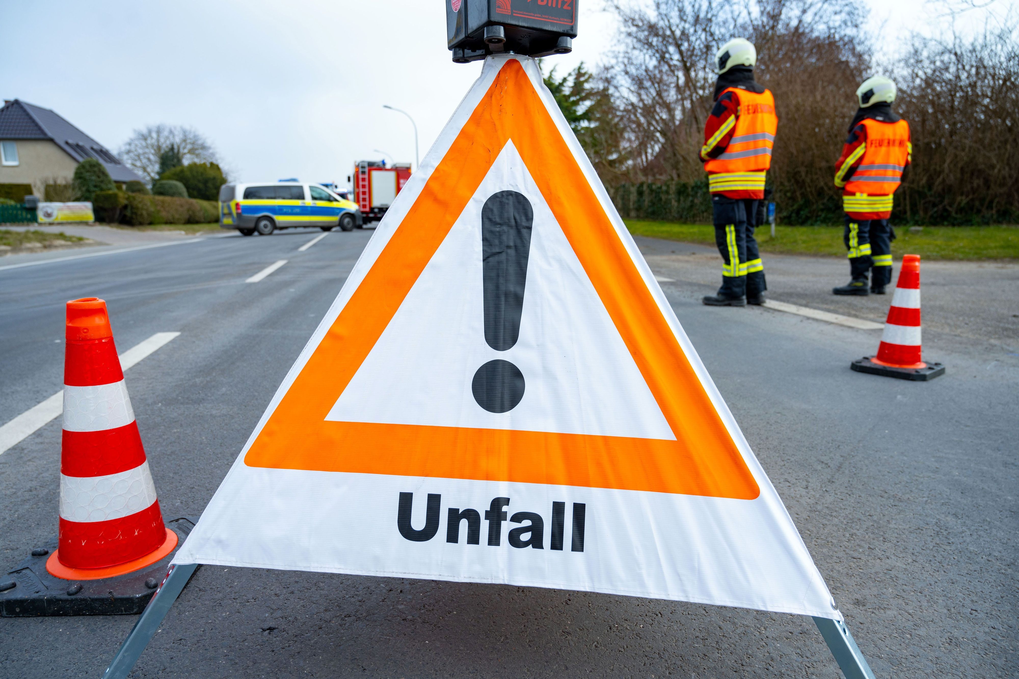 Ein Warndreieck steht nach einem Unfall auf der Bundesstraße 111 in Mecklenburg-Vorpommern.