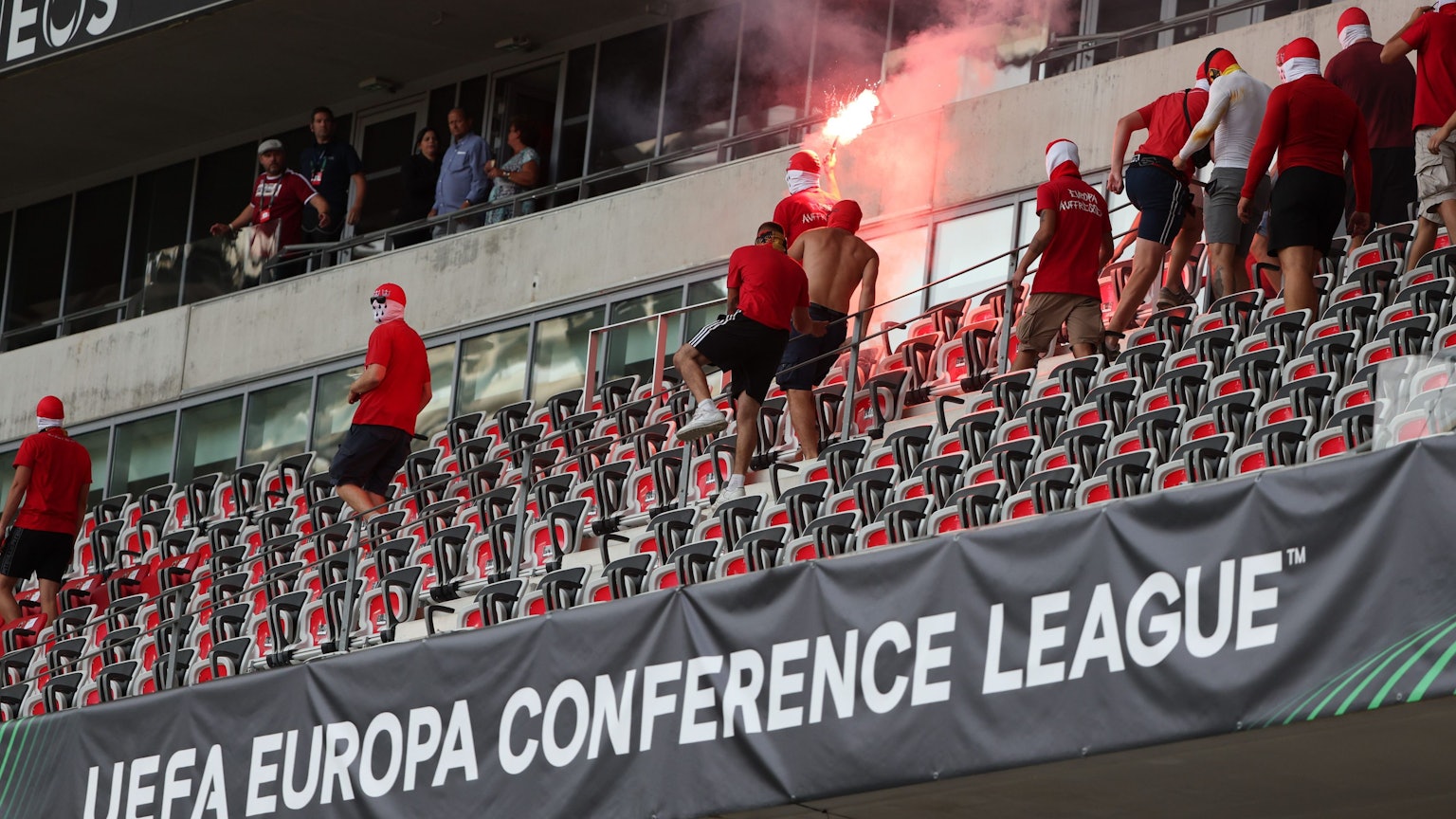 Fans laufen mit Pyrotechnik über die Tribüne (Archivbild)