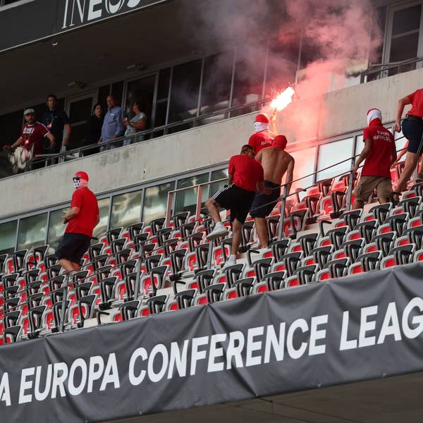 Fans laufen mit Pyrotechnik über die Tribüne (Archivbild)