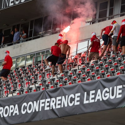 Fans laufen mit Pyrotechnik über die Tribüne (Archivbild)