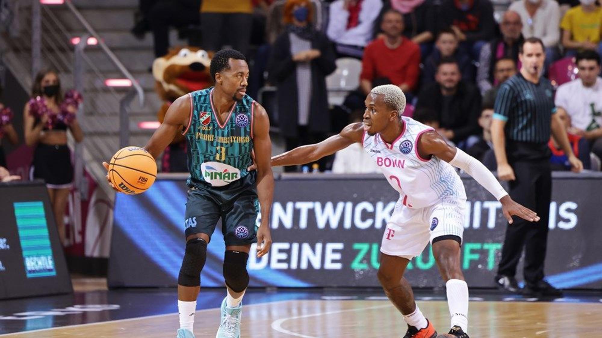 Bonns TJ Shorts (r.) ist neben Errick McCollum (Karsiyaka) zu sehen.