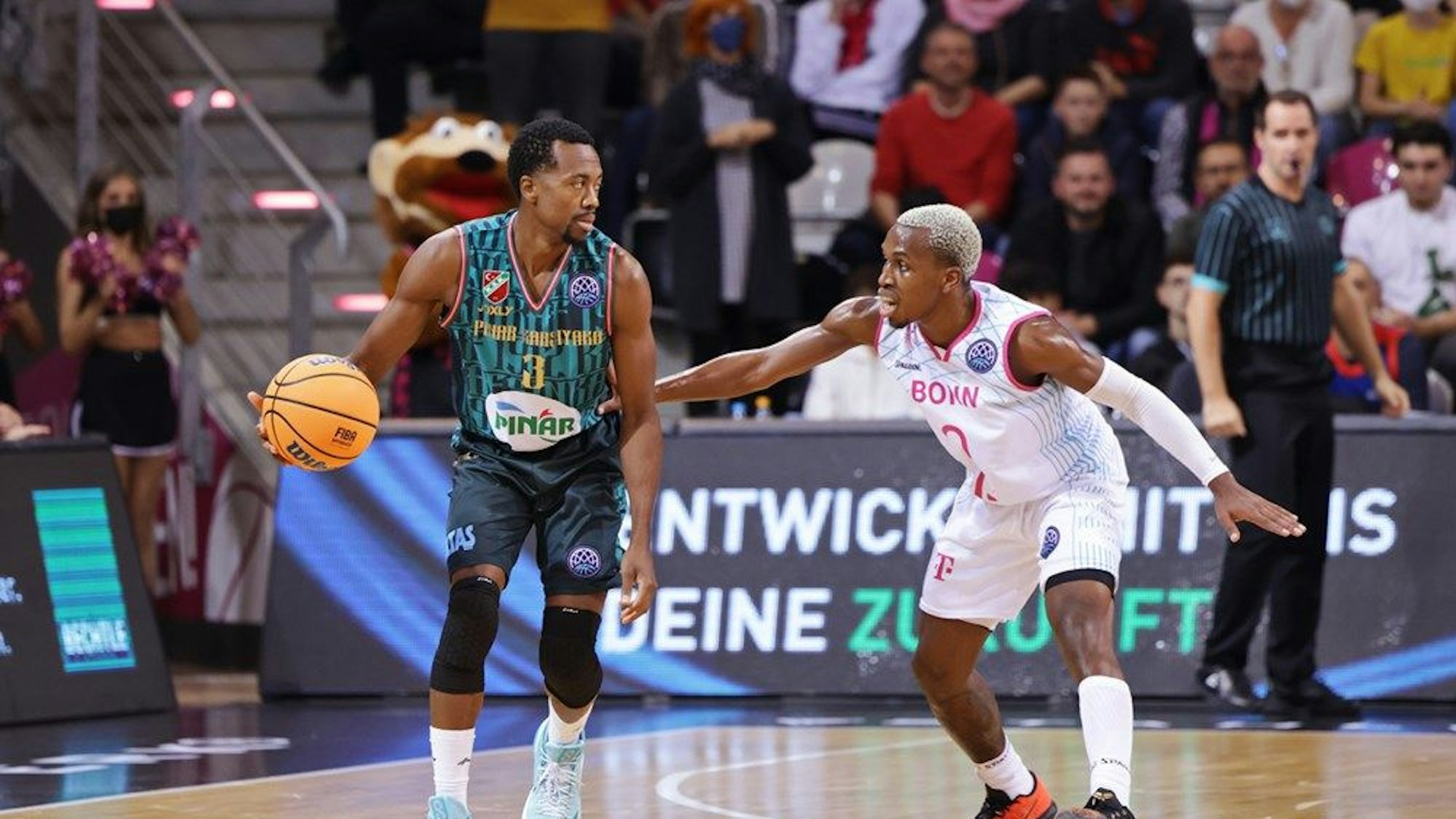 Bonns TJ Shorts (r.) ist neben Errick McCollum (Karsiyaka) zu sehen.