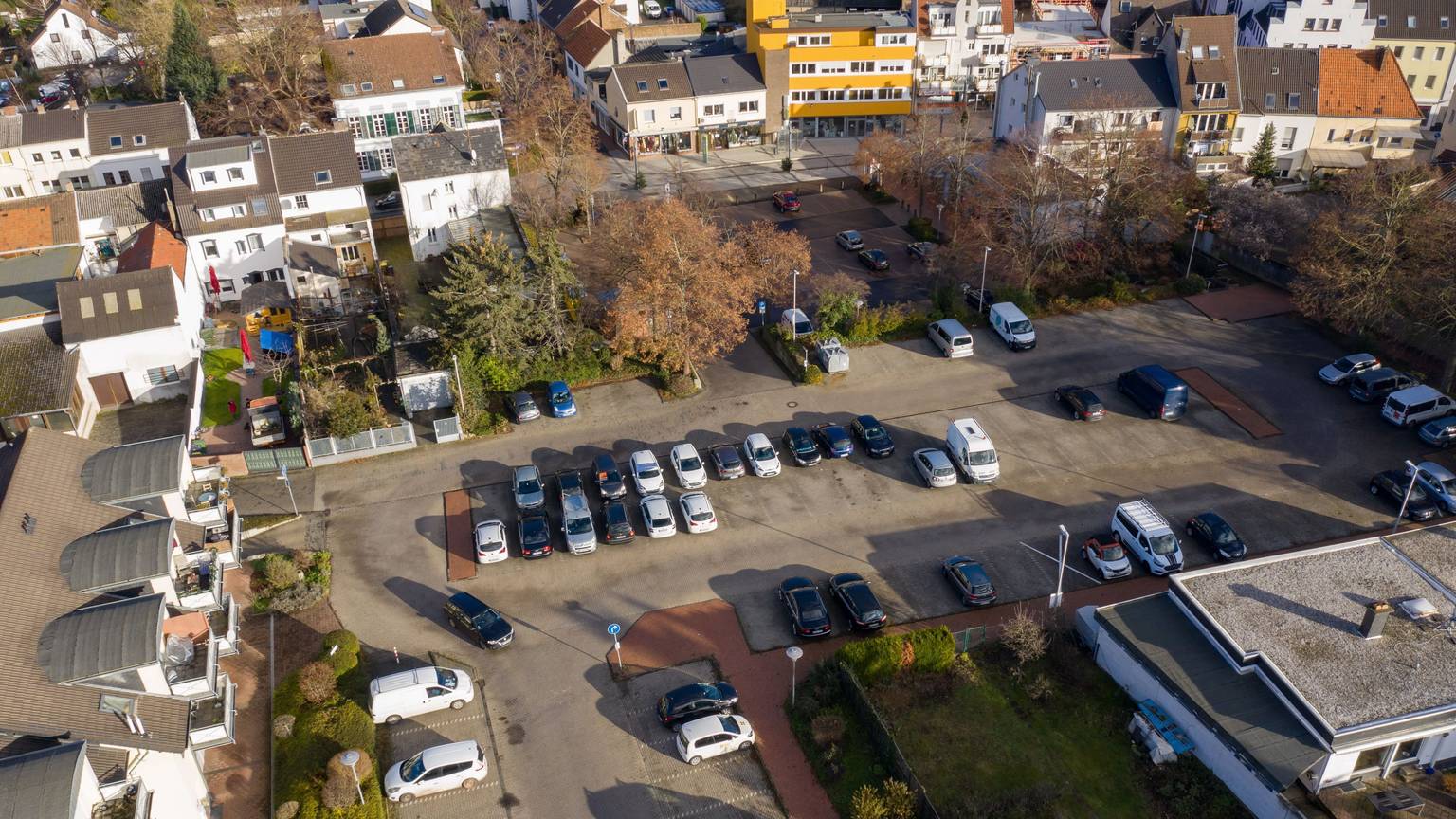Ein Blick von oben auf den Marktplatz in Meckenheim. Dort parken Autos. (Drohnenfoto)