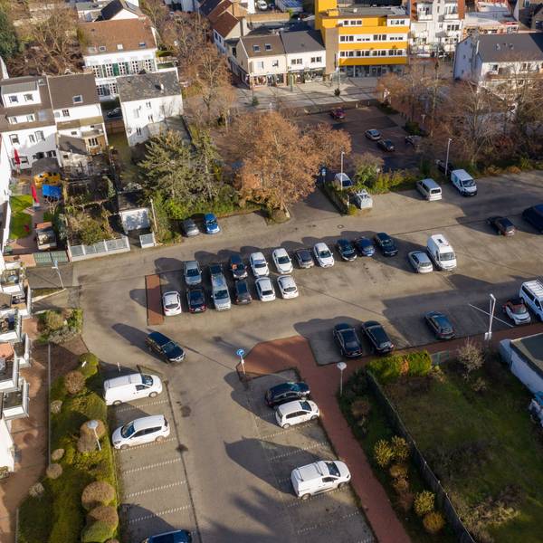 Ein Blick von oben auf den Marktplatz in Meckenheim. Dort parken Autos. (Drohnenfoto)