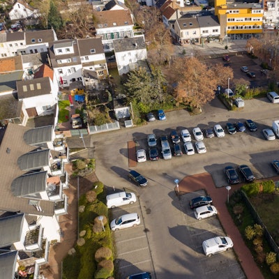 Ein Blick von oben auf den Marktplatz in Meckenheim. Dort parken Autos. (Drohnenfoto)