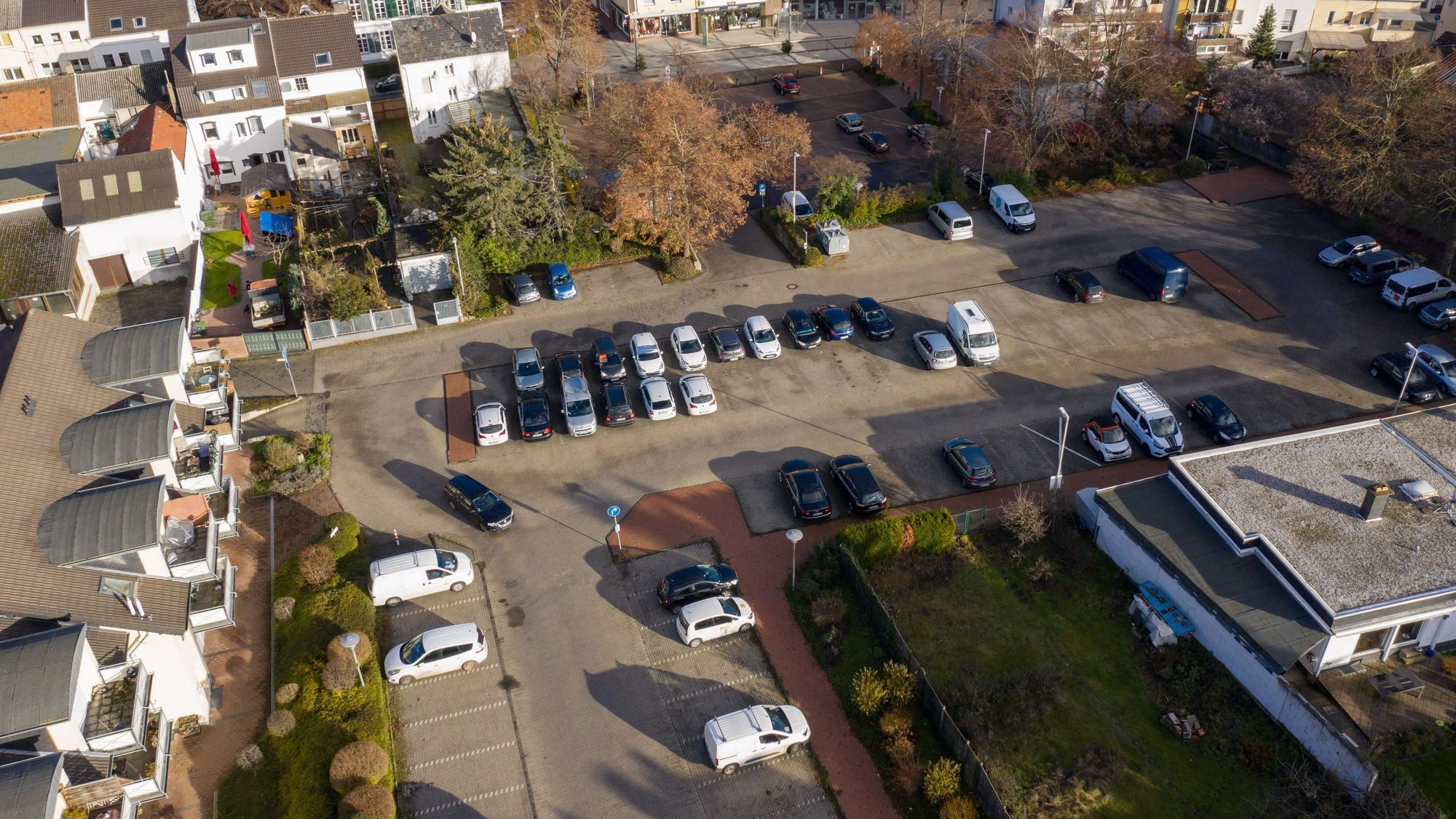 Ein Blick von oben auf den Marktplatz in Meckenheim. Dort parken Autos. (Drohnenfoto)