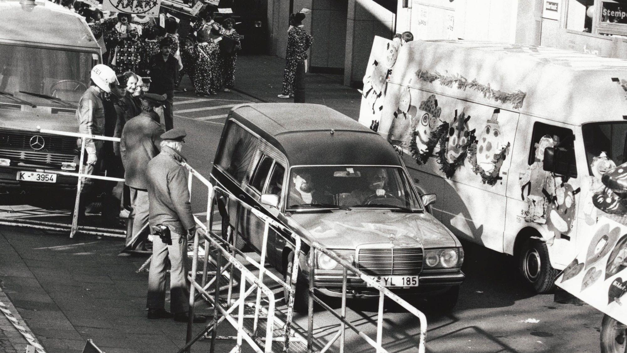 Köln - Karneval - Karnevalssonntag 1988 - Mord - "Karnevalszug marschiert an Frauenleiche vorbei" - 10 Meter vom Zugweg entfernt vom Zugweg liegt eine ermordete Frau hinter einer Reibekuchenbude an der Albertusstraße - Foto vom 14.02.1988