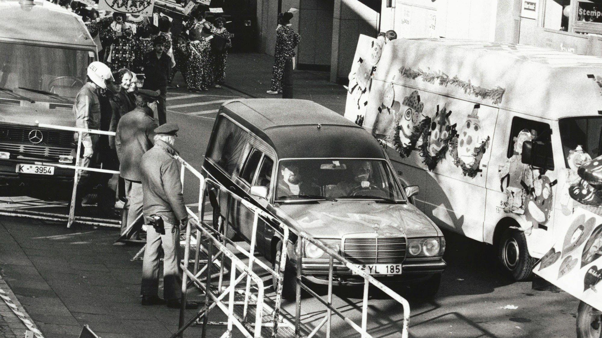 Köln - Karneval - Karnevalssonntag 1988 - Mord - "Karnevalszug marschiert an Frauenleiche vorbei" - 10 Meter vom Zugweg entfernt vom Zugweg liegt eine ermordete Frau hinter einer Reibekuchenbude an der Albertusstraße - Foto vom 14.02.1988