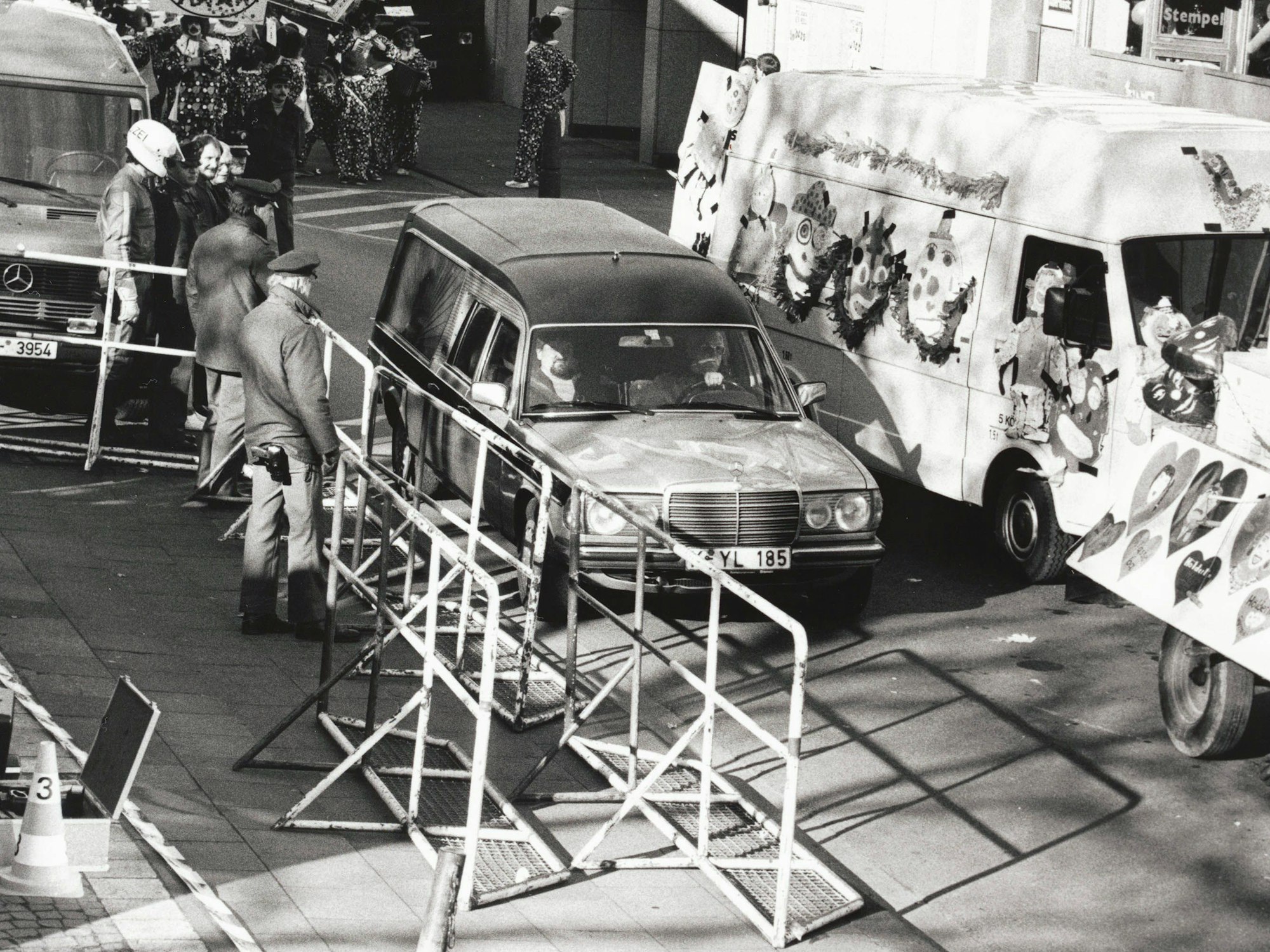 Ein Leichenwagen fährt auf dem Weg der Schull- und Veedelszöch an der Albertusstraße, 1988.