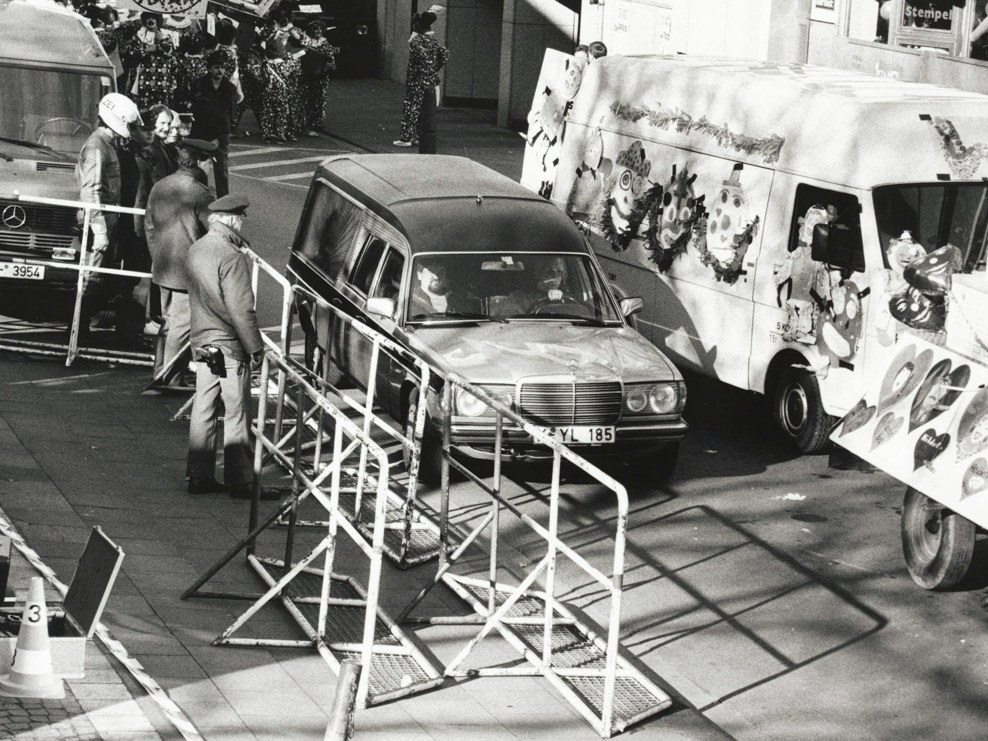 Ein Leichenwagen fährt auf dem Weg der Schull- und Veedelszöch an der Albertusstraße, 1988.