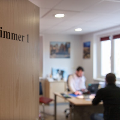 Blick in das Sprechzimmer einer Hausarztpraxis.