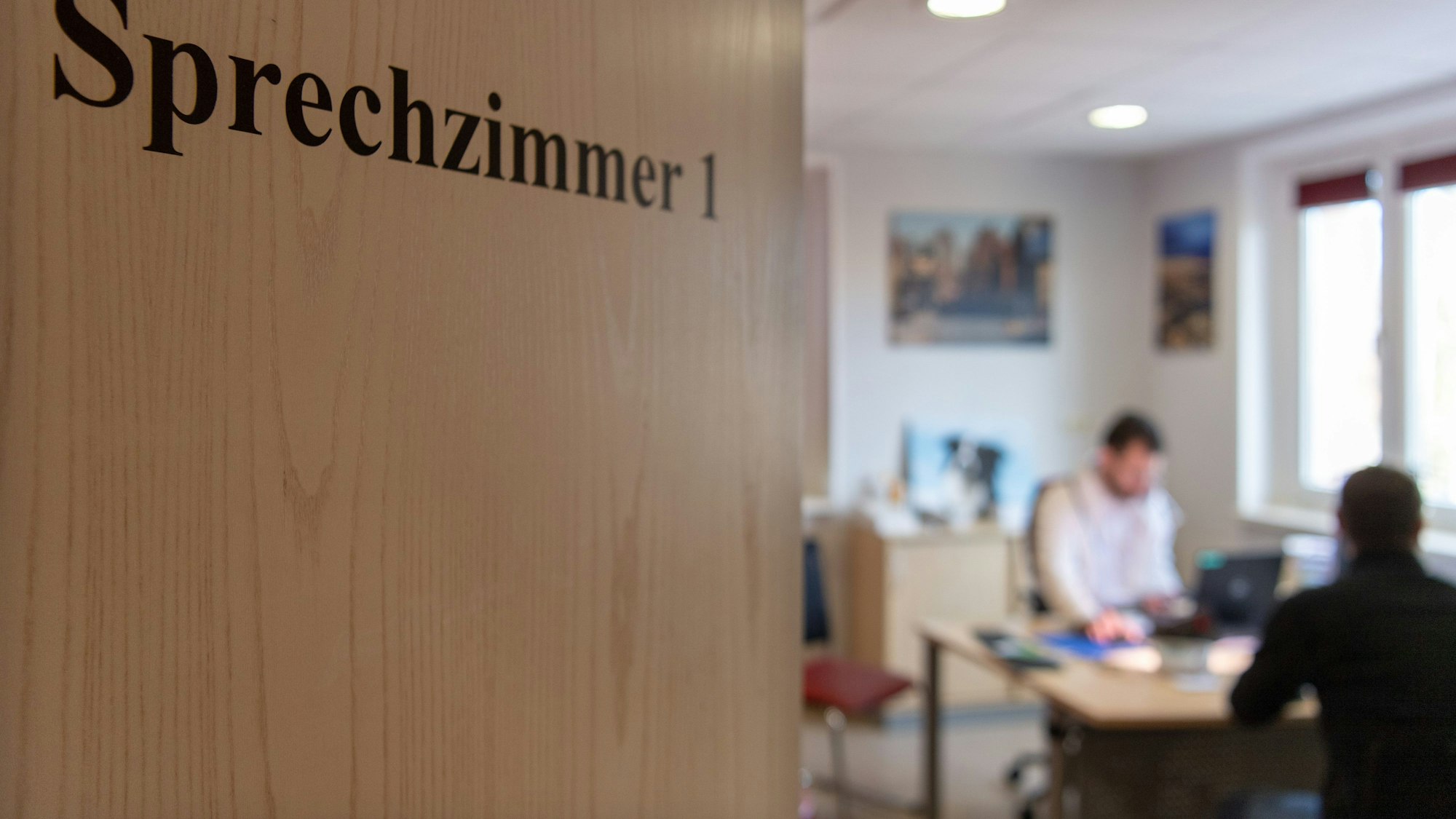 Blick in das Sprechzimmer einer Hausarztpraxis.