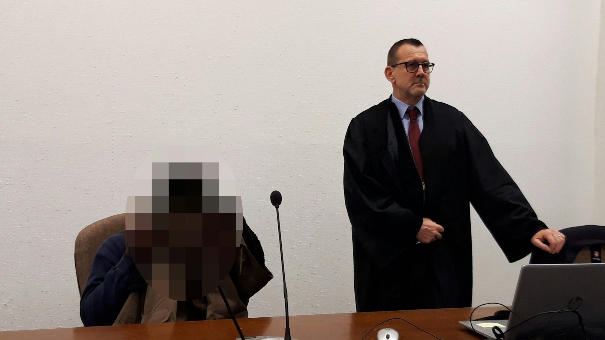 Das Bild zeigt den Verteidiger Gunda Golla und den Vergewaltiger, dessen Gesicht auf dem Foto gepixelt ist.