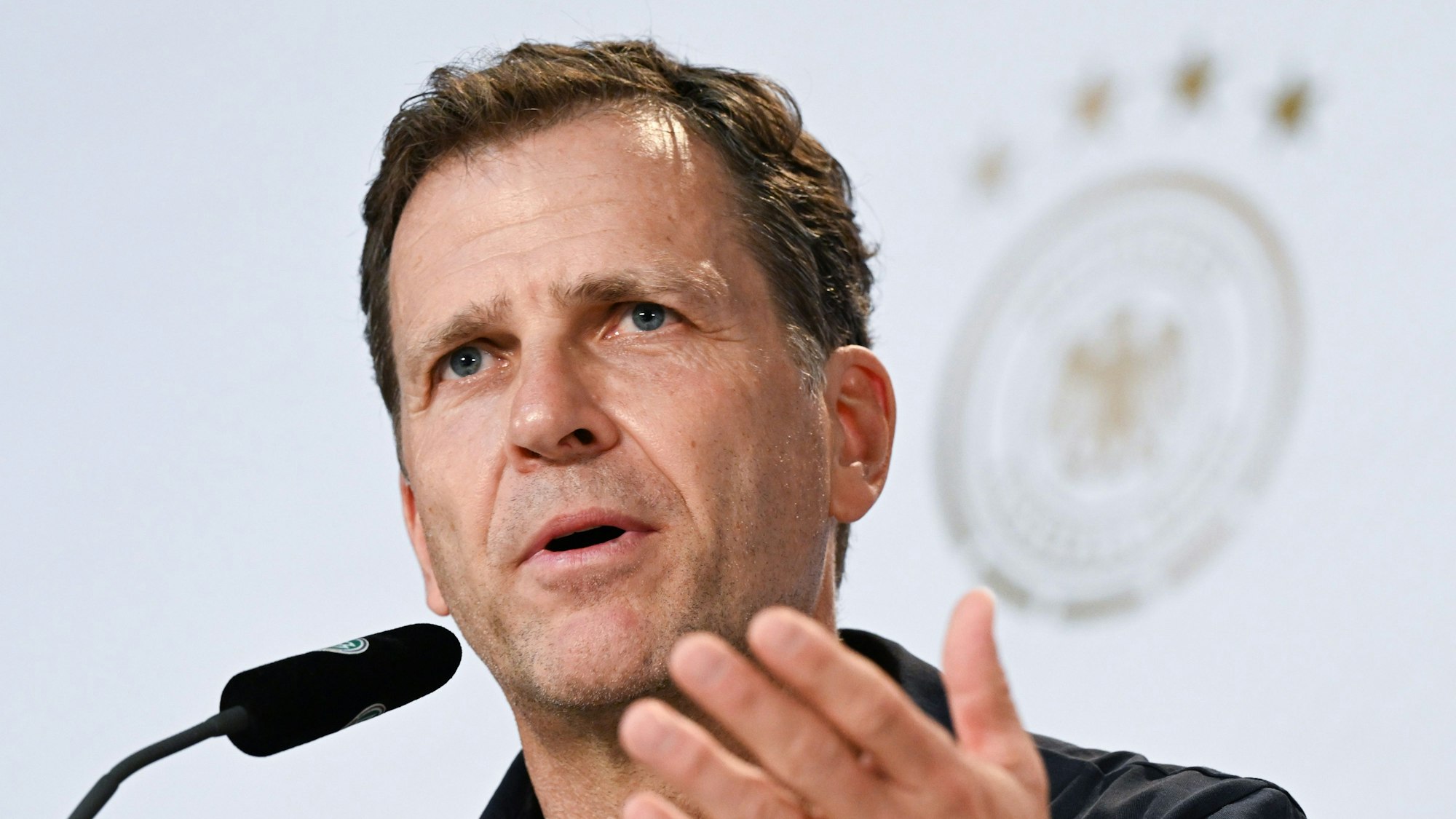 Nationalmannschaftsdirektor Oliver Bierhoff spricht bei einer PK.