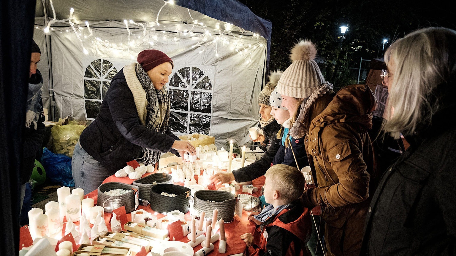 An einem gemeinsamen Stand mit Sarah George am Alten Kloster in Heimerzheim bietet Jeanine Severmann Kerzen an.