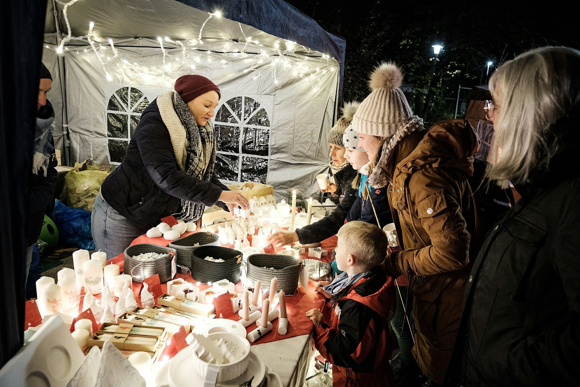 An einem gemeinsamen Stand mit Sarah George am Alten Kloster in Heimerzheim bietet Jeanine Severmann Kerzen an.