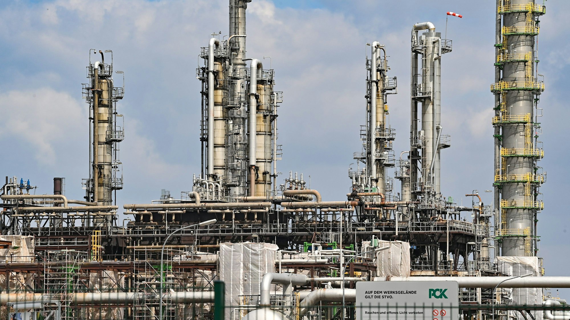 Anlagen auf dem Industriegelände der PCK-Raffinerie in Schwedt (Brandenburg)