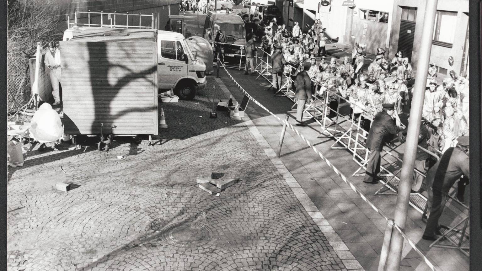 Zehn Meter vom Zugweg entfernt lag die ermordete Frau hinter einer Reibekuchenbude an der Albertusstraße - Foto vom 14.02.1988