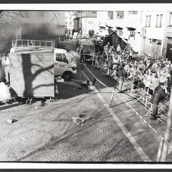 Köln - Karneval - Karnevalssonntag 1988 - Mord - "Karnevalszug marschiert an Frauenleiche vorbei" - 10 Meter vom Zugweg entfernt vom Zugweg liegt eine ermordete Frau hinter einer Reibekuchenbude an der Albertusstraße - Foto vom 14.02.1988