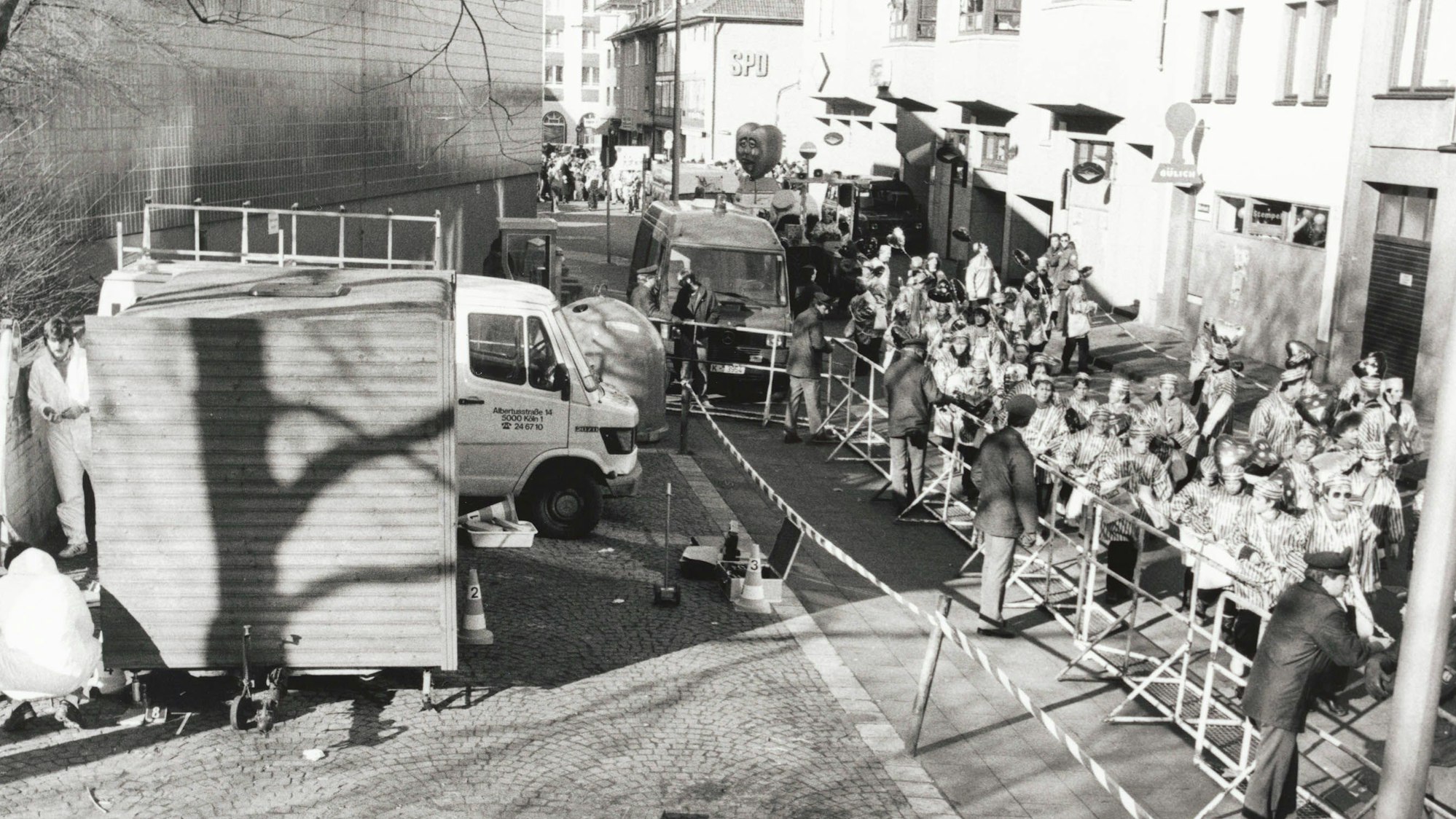 Köln - Karneval - Karnevalssonntag 1988 - Mord - "Karnevalszug marschiert an Frauenleiche vorbei" - 10 Meter vom Zugweg entfernt vom Zugweg liegt eine ermordete Frau hinter einer Reibekuchenbude an der Albertusstraße - Foto vom 14.02.1988