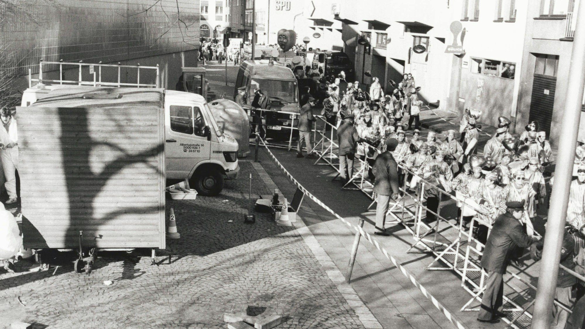 Zehn Meter vom Zugweg entfernt lag die ermordete Frau hinter einer Reibekuchenbude an der Albertusstraße - Foto vom 14.02.1988
